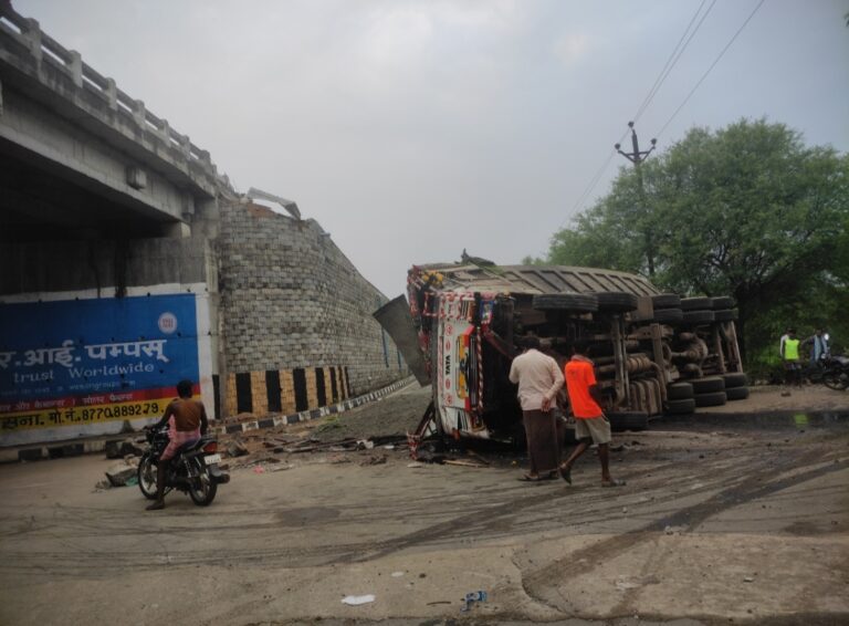 बसना के खटखटी ओभरब्रिज के ऊपर से गिरा चलती ट्रक, दिन में होतो तो हो सकता था बड़ा हादसा लापरवाही नींद या तेज रफ्तार ?
