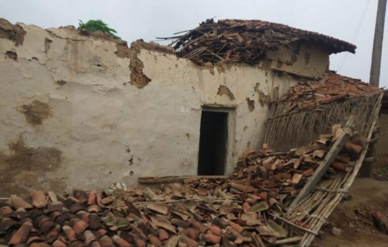 सरायपाली -/ कर्मचारी और हितग्राही का भ्र्ष्टाचार पड़ा इस परिवार को महंगा मकान के ढहने से घर में काम कर रही महिला व दो बच्चे मलबे में दब गए ?