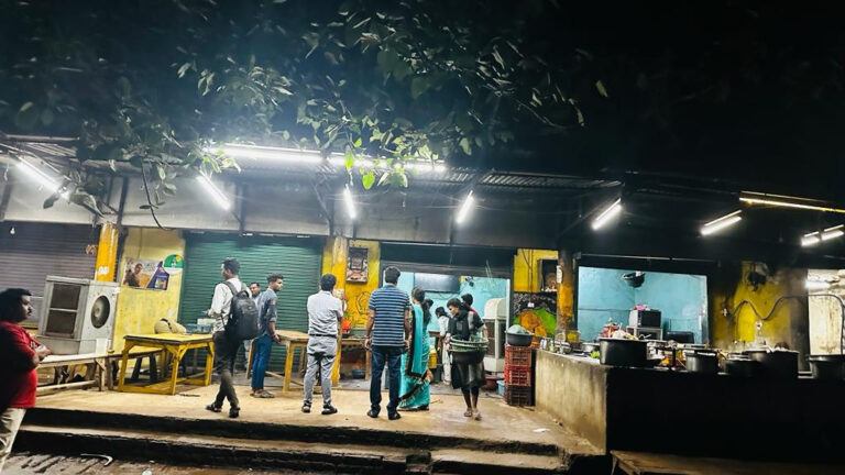 सरायपाली -/ विजय होटल एवं ममता भोजनालय सील नगरपालिका की तीन दुकानों को नियम विरुद्ध मिलाकर एक बड़ी दुकान के रूप में संचालन किया जा रहा था एसडीएम के निर्देशन में राजस्व अमला ने दी होटल में दबिस । सरायपाली -/ विजय होटल एवं ममता भोजनालय सील नगरपालिका की तीन दुकानों को नियम विरुद्ध मिलाकर एक बड़ी दुकान के रूप में संचालन किया जा रहा था एसडीएम के निर्देशन में राजस्व अमला ने दी होटल में दबिस ।
