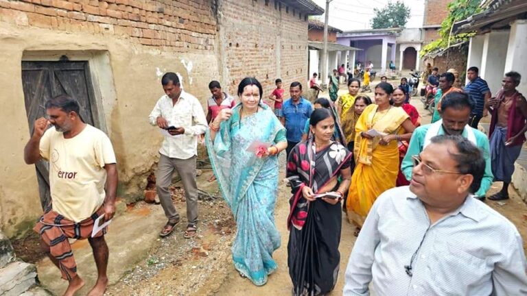 सरायपाली -/क्या जीत दिला पाएंगी भाजपा उम्मीदार सरला कोसरिया कांग्रेस प्रतिद्वंदी के रूप में किसको उतारेगी मैदान में ,सरला कोसरिया गांव गांव में जाकर कर ही है आम लोगो से भेंट मुलाकात मिल रहा है भारी जनसमर्थन । सरायपाली -/क्या जीत दिला पाएंगी भाजपा उम्मीदार सरला कोसरिया कांग्रेस प्रतिद्वंदी के रूप में किसको उतारेगी मैदान में ,सरला कोसरिया गांव गांव में जाकर कर ही है आम लोगो से भेंट मुलाकात मिल रहा है भारी जनसमर्थन ।