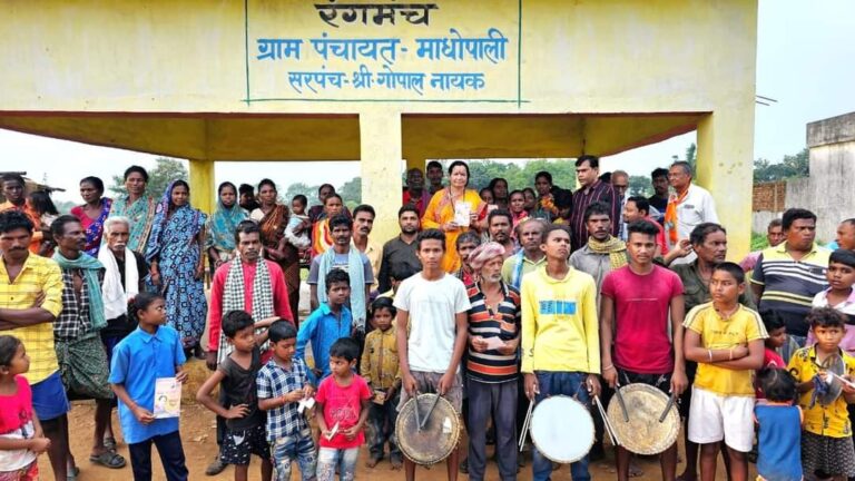 सरायपाली -/ जन सम्पर्क के दौरान गाजे बाजे के साथ हो रहा है स्वागत भाजपा प्रत्यासी सरला कोसरिया को जन्म दिन का बधाई देने दिन भर लगा रहा समर्थकों का भीड़ । सरायपाली -/ जन सम्पर्क के दौरान गाजे बाजे के साथ हो रहा है स्वागत भाजपा प्रत्यासी सरला कोसरिया को जन्म दिन का बधाई देने दिन भर लगा रहा समर्थकों का भीड़ ।