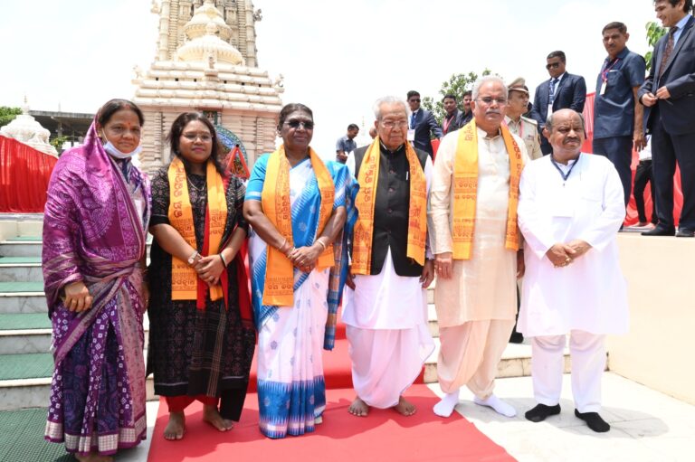 CG -/ राजधानी के जगन्नाथ मंदिर में राष्ट्रपति ने की पूजा अर्चजा पुरन्दर मिश्रा ने की भेंट की हाथ करघा से निर्मित कोशा साड़ी भेंट मिश्रा है भाजपा से बसना विधानसभा सीट से दावेदार