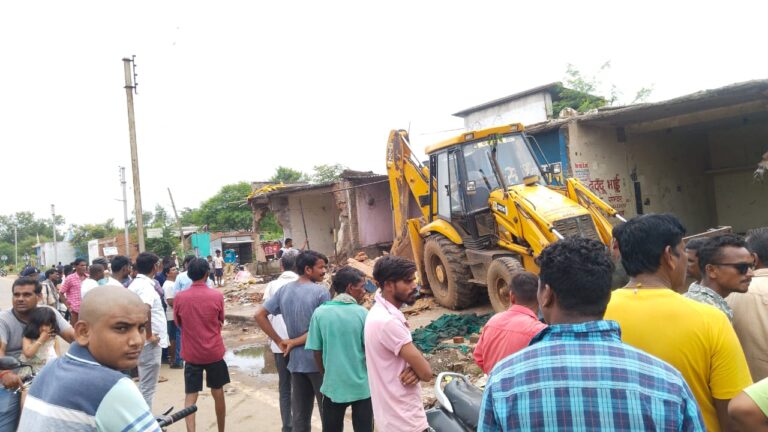 महासमुन्द -/ 37 अतिक्रमित दुकानों को हटाया गया राजस्व एवं पुलिस प्रशासन द्वारा अतिक्रमण हटाने की गयी व्यापक कार्यवाही