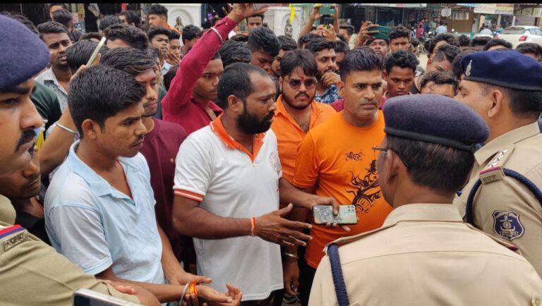 बसना थाना के सामने जहर सेवन ठगी के शिकार हुवा बजरंग दल का सदस्य तो युवा ने पिया जहर राष्ट्रीय बजरंग दल ने घेरा थाना । बसना थाना के सामने जहर सेवन ठगी के शिकार हुवा बजरंग दल का सदस्य तो युवा ने पिया जहर राष्ट्रीय बजरंग दल ने घेरा थाना ।