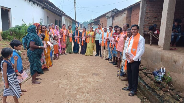 सरायपाली जनपद अध्यक्ष कर रही है भाजपा प्रत्यासी सरला कोसरिया को वोट देने की विवेदन ।