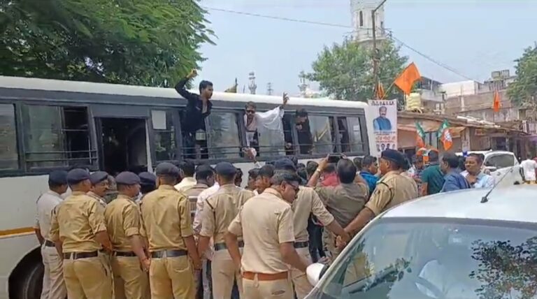 सरायपाली -/ काले झंडे दिखाकर विरोध प्रदर्शन कर रहे युवा कांग्रेस के कार्यकर्ताओं को पुलिस ने किया गिरफ्तार गृह मंत्री अमित शाह के सरायपाली दौरे के पहले विरोध प्रदर्शन