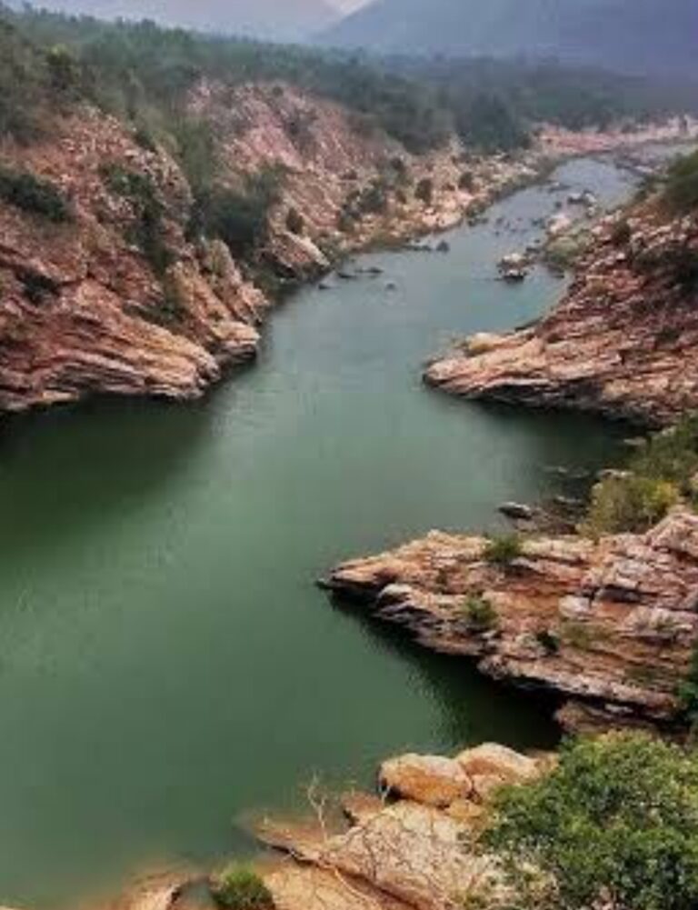 देवदरहा नाम कैसे पड़ा क्या है वह शक्ति की रायफल से गोली भी इस पार से उस पार नही जा पाया , बैल की मूर्ति को जिंदा समझकर रात्रि में शेर ने पंजा भी मारा ओडिशा और छत्तीसगढ़ की सीमा पर छोटी पर्वत श्रृंखलाओं के बीच ।