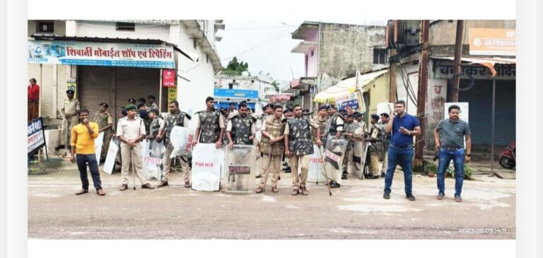 महासमुन्द / धर्मांतरण जैसे विषयो को लेकर भीड़ के जरिए थाना घेराव  धार्मिक उन्माद और साम्प्रदायिक सद्भाव बिगाड़ने के प्रयास के पर 2 शिक्षिक निलंबित ।
