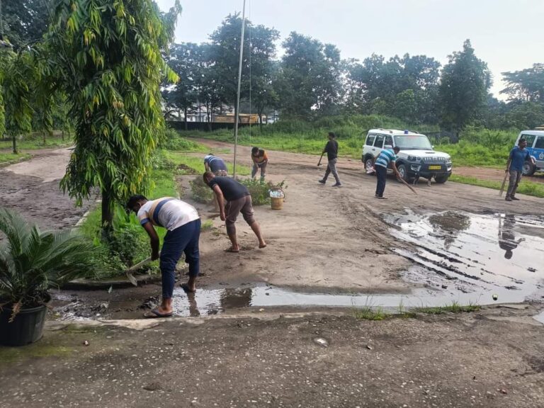 रायगढ़ : स्वच्छता ही सेवा अभियान : कार्यस्थल को स्वच्छ बनाए रखने पुलिसकर्मियों ने अपने किया श्रमदान, थाना चौकियों में ली गई “स्वच्छता की शपथ”….