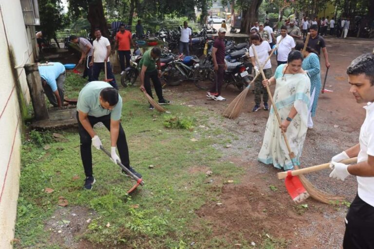 महासमुन्द : पुलिस अधीक्षक महासमुन्द  धर्मेन्द्र सिंह के द्वारा राष्ट्रपिता श्री महात्मा गांधी एवं श्री लाल बहादुर शास्त्री की जयंती पर स्वच्छता पखवाड़ा अभियान का किया गया आयोजन।