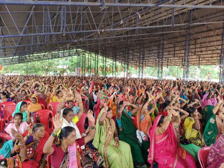 सरायपाली सरला कोसरिया  के नेतृत्व में महिला सम्मलेन में जुटी 4 हजार का भीड़ 500 महिलाओं ने लिया प्रवेश सम्बोधित करते हुए  कांग्रेस पर साधा निशाना क्या  सरला कोसरिया ने देखें वीडियो ।