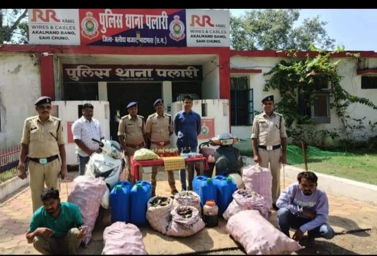 छत्तीसगढ़ : नकली शराब बनाने के अड्डे पर छापा भारी मात्रा में नकली शराब बनाने में इस्तेमाल स्टीकर, होलोग्राम, शीशी केमिकल आदि किया गया जप्त