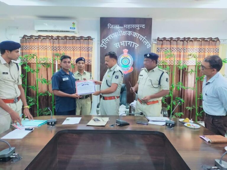 महासमुन्द : डायल 112 टीम के द्वारा महतारी एक्सप्रेस व 108 वाहन की तुलना मे सितंबर माह में 292 महिलाओं को प्रसूति सहायता कर्मचारियों एवं चालको को प्रशस्ति पत्र देकर सम्मानित किया गया।