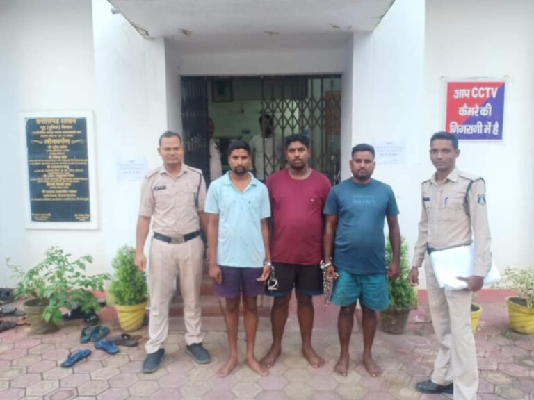 रायगढ़ : केवड़ाबाड़ी बस स्टैंड के पास मोटर सायकल चालक से 9 लाख रूपये की छिनतई करने वाले नट गिरोह के तीन आरोपी गिरफ्तार…..