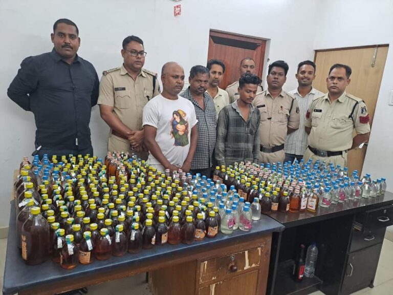 रायगढ़ : साइबर सेल और कोतवाली पुलिस की ज्वांइट टीम की शहर के अलग-अलग इलाकों में शराब रेड कार्रवाई…….आरोपियों से ₹50,100 कीमत के 456 पाव देशी व अंग्रेजी शराब जप्त, थाना कोतवाली में आरोपियों पर आबकारी एक्ट की कार्यवाही……