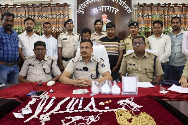 महासमुन्द पुलिस के द्वारा ग्राम तेन्दूकोना में हुये जे.वी. ज्वेलर्स में धोखधडी का खुलासा  जे.वी. ज्वेलर्स में धोखधडी करने वाले 02 अन्तर्राज्जीय आरोपी गिरफ्तार। 