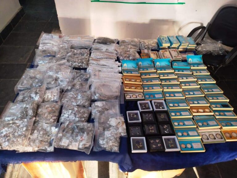 महासमुन्द  :02 संदेहियों से कार से भारी मात्रा में चांदी के आभूषण बरामद।  पुलिस अधीक्षक महासमुंद  धर्मेन्द्र सिंह (IPS) के मार्गदर्शन में चांदी के आभूषण पर महासमुन्द पुलिस की बडी कार्यवाही।