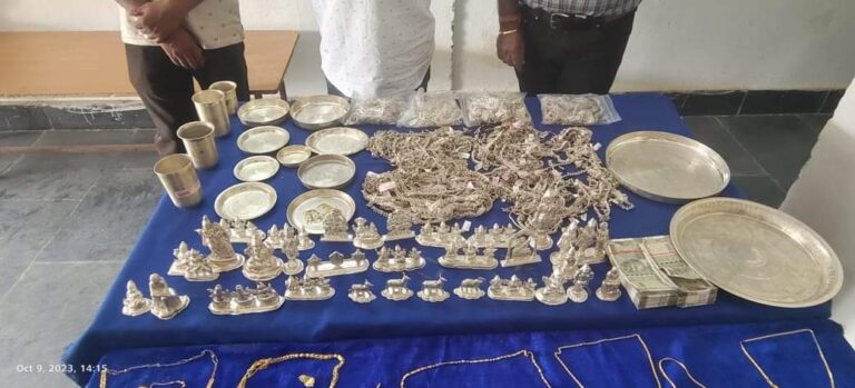 महासमुन्द :  03 संदेहियों से लक्जरी फॉरचुनर कार से भारी मात्रा में सोने/चांदी की आभूषण बरामद।