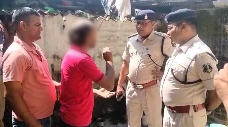 रायगढ़ : मानसिक रूप से अस्वस्थ युवक गैस सिलेंडर पर बैठकर ब्लास्ट करने की दे रहा था धमकी, पुलिस ने दरवाजा तोड़कर सकुशल निकाला बाहर…..