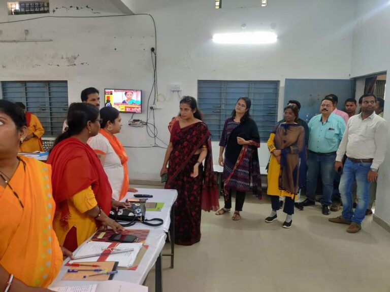 सारंगढ़ बिलाईगढ़ :कलेक्टर डॉ सिद्दीकी ने एमसीएमसी टीम का निरीक्षण किया