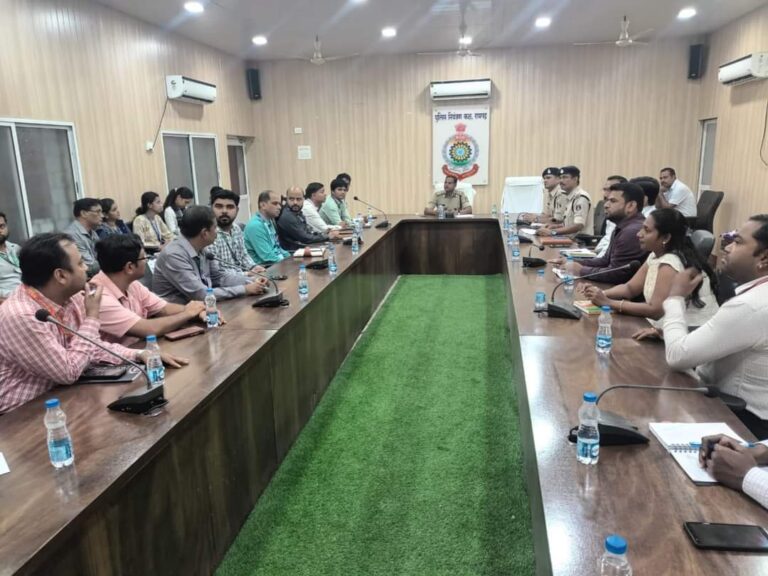 रायगढ़ : एसएसपी सदानंद कुमार ने बैंकों में सुरक्षा बढ़ाने प्रबंधकों की ली बैठक….