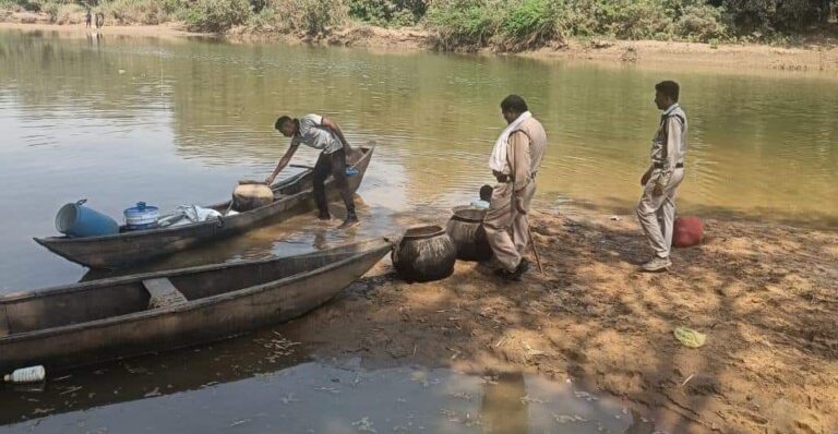 सारंगढ़ : नाव से नदी पार कर जंगल पहुँचा आबकारी अमला अवैध शराब का बड़ा अड्डा 25 हजार रु के महुवा सराब और 50 हजार रु के महुआ लाहन बरामद