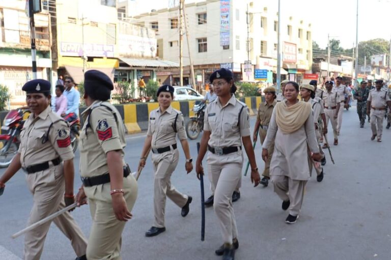 महासमुन्द : पुलिस अधीक्षक महासमुंद धर्मेंद्र सिंह के निर्वाचन आचार संहिता का पालन करवाने व कानून व शांति व्यवस्था हेतु को किया गया फ्लैग मार्च