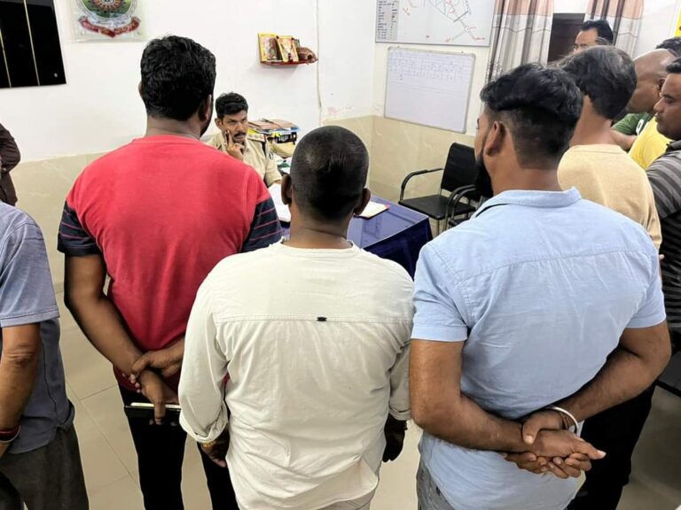 रायगढ़ :  चुनाव से पहले थाना प्रभारियों ने ली निगरानी और गुंडा बदमाशों की क्लास, अपराध से दूर रहने की दी गई समझाइश…..