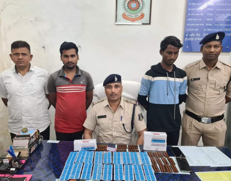 छत्तीसगढ़ : एम्बुलेंस वाहन में नशीली दवा की खेप के साथ दाे आरोपियों को गिरफ्तार किया गया है एम्बुलेंस वाहन को किया गया जब्त, आरोपियों पर एनडीपीएस एक्ट के तहत कार्यवाही…