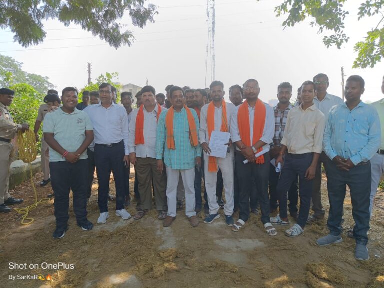 सरायपाली : मुख्यमंत्री भूपेश बघेल का पुतला दहन भंवरपुर बड़े साजापाली सड़क निर्माण में धांधली ठेकेदार और विधायक पर मिली भगत पर का आरोप सड़क निर्माण में कार्रवाई नहीं होती तो चक्का जाम कर अनशन में बैठेंगे ।