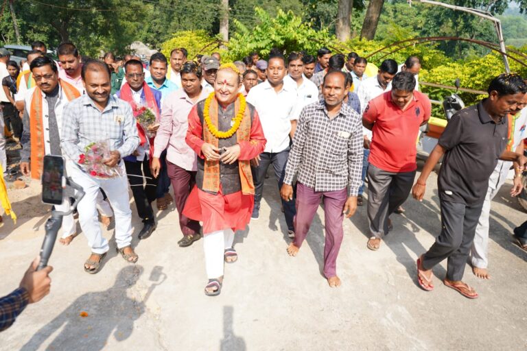 भाजपा प्रत्याशी बनने के बाद डॉ.सम्पत पहुंचे गढ़फुलझर, रामचण्डी माता के दर्शन कर लिया आशीर्वाद और क्या कहा जाने