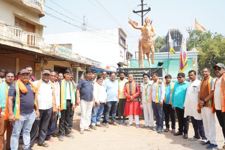 बसना : शहीद वीर नारायण सिंह की प्रतिमा पर पुष्पांजलि अर्पित कर क्या कहा भाजपा प्रत्याशी डॉ. सम्पत अग्रवाल ने