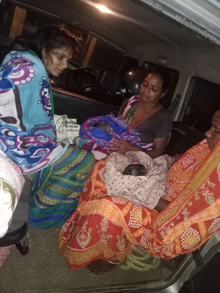 थाना बसना के डायल 112 वाहन में गर्भवति महिला द्वारा दो स्वस्थ्य शिशु को जन्म दिया, जच्चा बच्चा को सुरक्षित सीएचसी बसना पहुंचाया गया महासमुन्द पुलिस की मानवीय व संवेदनशील कार्यवाही