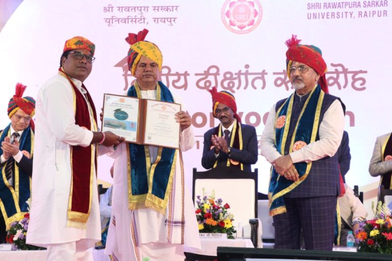 सारंगढ़ : हेमंत खटकर पीएचडी की उपाधि से हुए सम्मानित मित्रों ने दी बधाई …