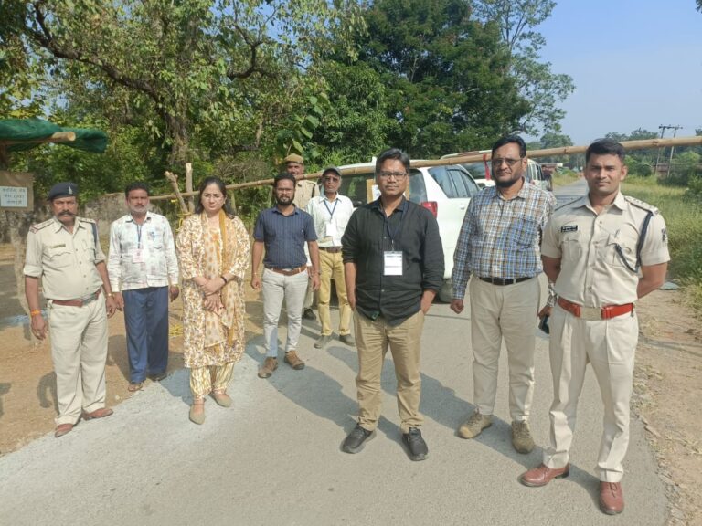 महासमुन्द : व्यय प्रेक्षक श्री राउतकर ने किया अंतरराज्यीय और अंतरजिला एसएसएटी चेकपोस्ट का निरीक्षण