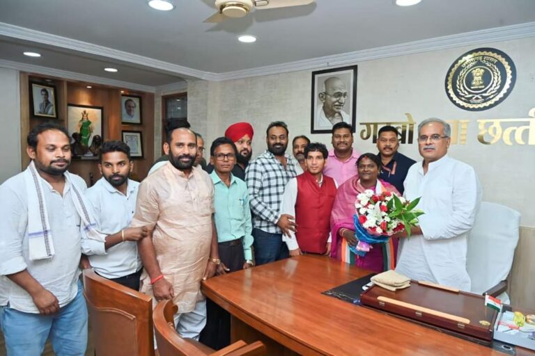 सरायपाली : शिक्षिका चातुरीनंद को  कांग्रेस प्रत्याशी बनाए जाने के पर  मुख्यमंत्री भूपेश बघेल से मुलाकात कर आभार व्यक्त किए ।