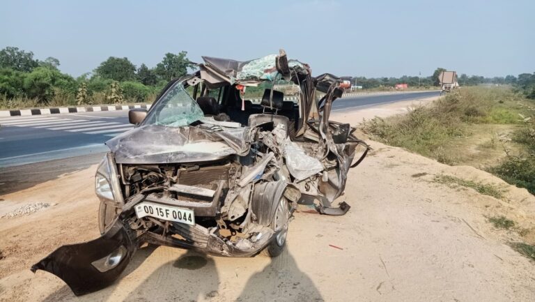 बसना – सांकरा /  N H में नो पार्किंग में खड़ी ट्रक में जा घुसा कार एक कि मौके पर मौत अन्य घायल गांव की कोटवार की सिकायत पर ट्रक चालक के ख़िलाप विभिन्न धाराओं के तहत मामला दर्ज ।