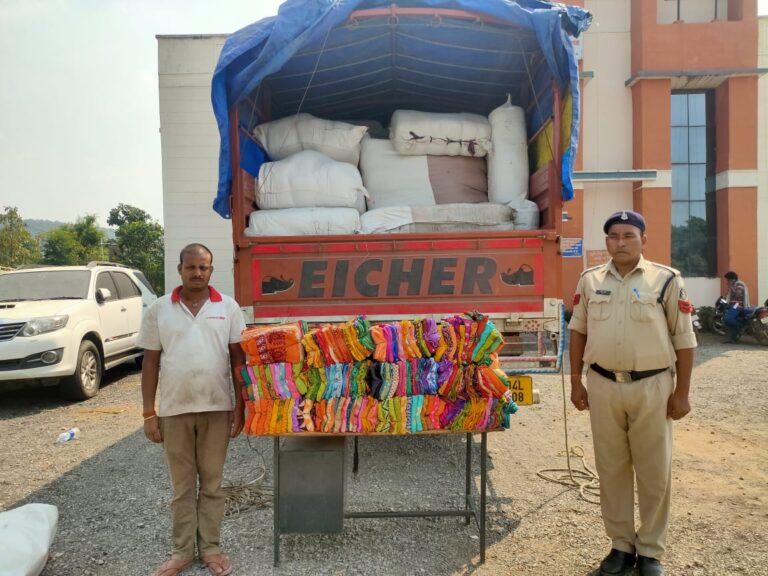 (सरायपाली/ सिंघोडा ) चुनाव में प्रलोभन के लिए लाए गए 99 बोरी में 16000 नग साड़ी कीमती (एक करोड़) रूपये ट्रक से भारी मात्रा में साड़ियों का परिवहन करते 01 व्यक्ति पुलिस की हिरासत में ।