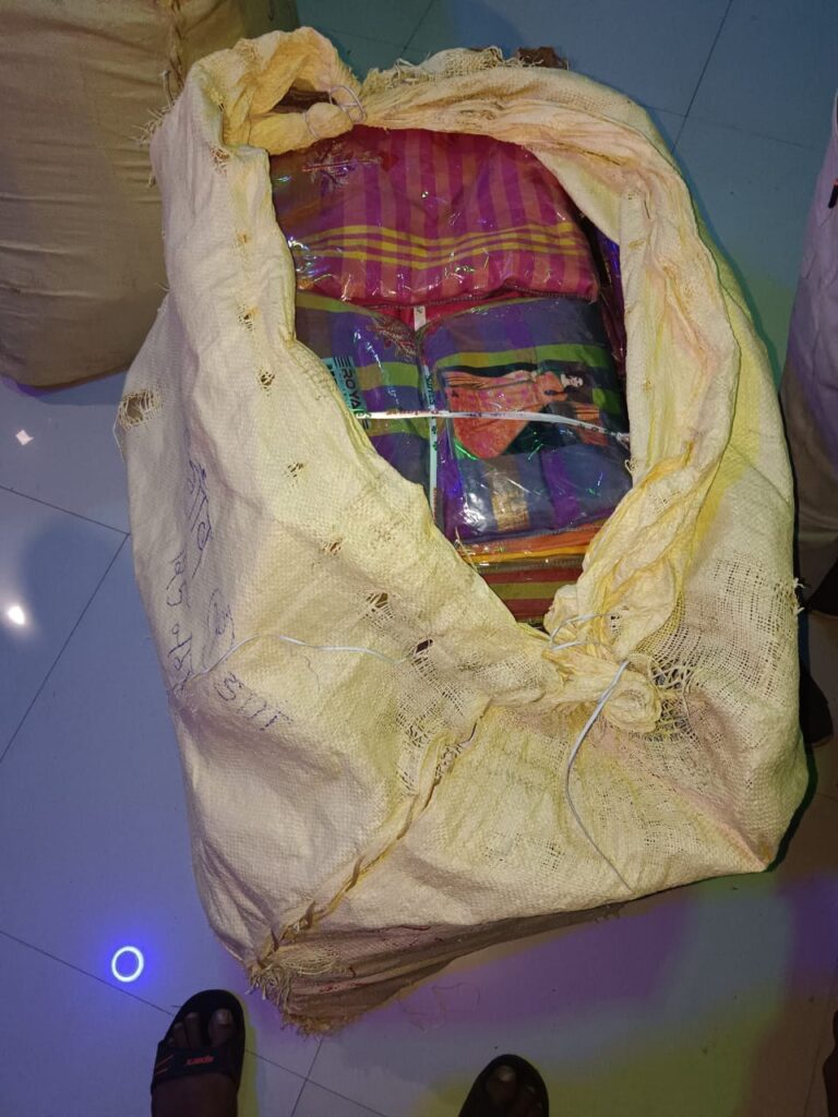 बसना : गाँव के एक घर में छापामार कार्रवाई की गई ,जिसमें उड़नदस्ता और पुलिस की टीम ने साड़ियां जप्त की है क्या चुनाव में प्रलोभन देने लाए गए थे साड़ियां ?