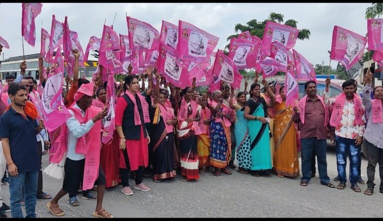 बसना :  जनता कांग्रेस जे से अनामिका पाल ने नामांकन के बाद ग्रामीण क्षेत्रो में लगातार कर रही है जनसम्पर्क ।