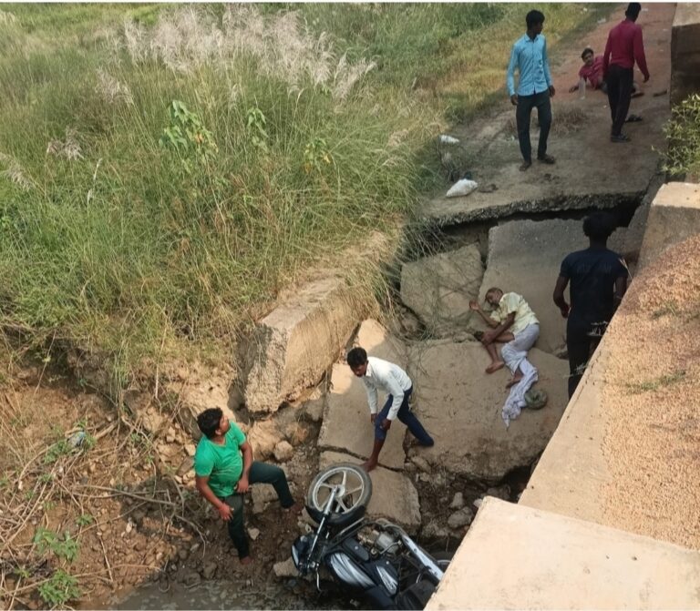 बसना : जर्जर पुलिया से चट्टान में गिर रहे ग्रामीण 2 बाइक सवार कल नीचे गिरे एक व्यक्ति मोटर सायकल के नीचे दबा पैर टूटने की खबर ,इसके लिए क्षेत्र वासियों ने चुनाव बहिष्कार का भी ऐलान किया था ।
