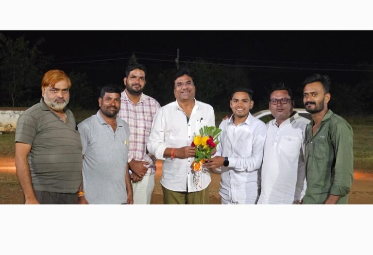 बसना : विधायक देवेंद्र बहादुर सिंह को पुनः कांग्रेस प्रत्याशी बनाए जाने पर बसना, सरायपाली एवं पिथौरा के कार्यकर्ताओं नेआतिशबाजी कर उन्हें बधाई दि नीलांचल के एक कार्यकर्ता  ने किया कांग्रेस प्रवेश ।