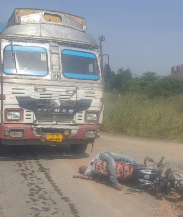 सरायपाली : ट्रक के ठोकर से 2 लोगो की मौत , 2 लड़कियों को चोट सिंघोडा मंदिर दर्शन करने जा रहे थे एक बाइक में 5 लोग थे सवार पुलिस ने की एफआईआर दर्ज ।