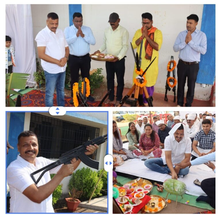 महासमुंद : पुलिस अधीक्षक धर्मेन्द्र सिँह ने दशहरा के अवसर पर पुलिस अधिकारियों के साथ किया शस्त्र पूजन