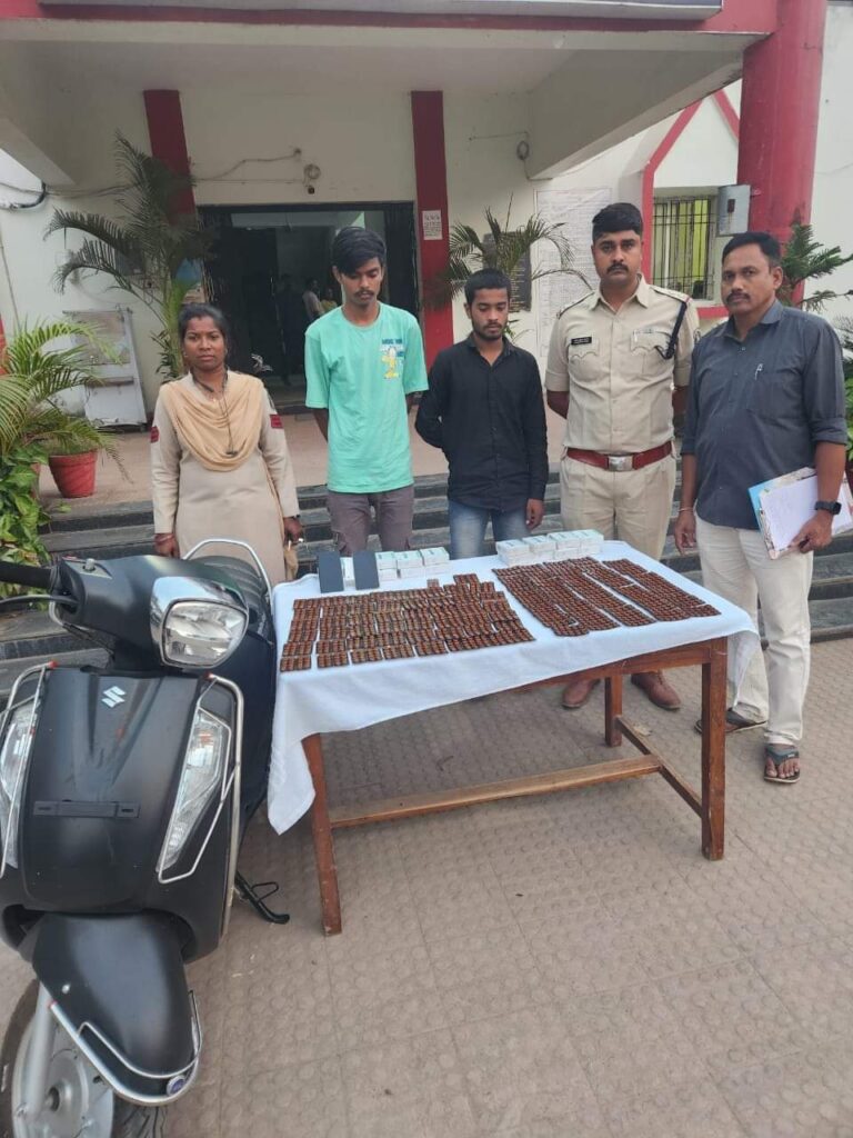 बसना : अवैध नशीले टेबलेट परिवहन करते दो आरोपी गिरफ्तार आरोपियों के कब्जे से 1770 नग गोली नशीला के साथ गिरफ्तार