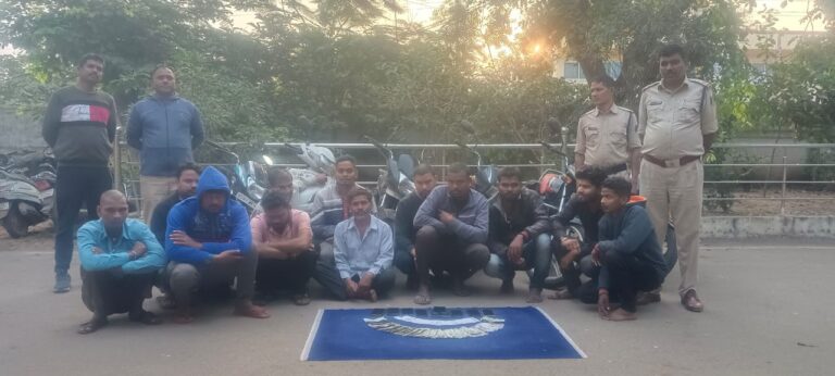 महासमुन्द: तालाब के पार में जुआ खेलते 13 जुआरी महासमुन्द पुलिस के चड़े हत्थे नगदी रकम ,08 नग मोबाईल , 06 नग मोटर सायकल ।