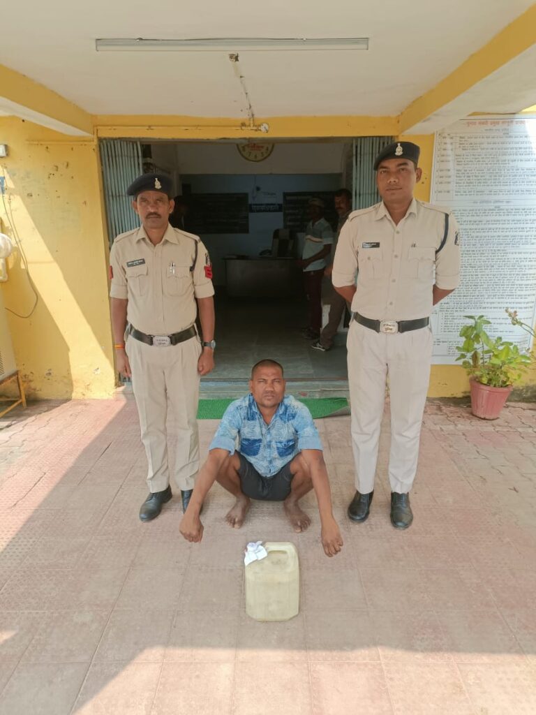 सांकरा : जेरा भरन में आरोपि के कब्जे से कुल 04 लीटर महुआ शराब कीमती ₹800 रूपये जप्त