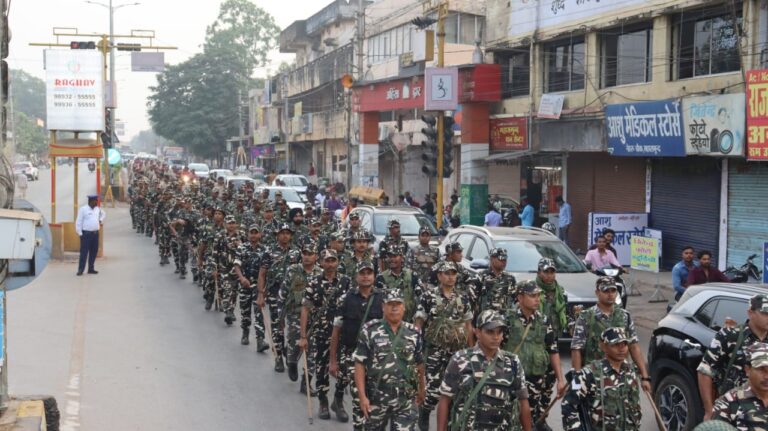 महासमुन्द : आगामी मतदान को देखते हुए तथा शांति एवं कानून व्यवस्था की दृष्टि से महासमुंद शहर की प्रमुख सड़कों एवं गलियों में फ्लैग मार्च निकाला गया , चारों विधानसभा क्षेत्रों से 53 उम्मीदवार मैदान में 8,55,503 मतदाता करेंगे अपने मताधिकार का उपयोग ।