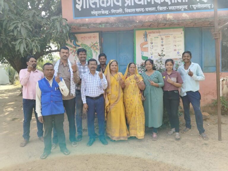 बसना : जिला पंचायत सदस्य नोविना अमृत जगत ने अपने गांव में किए मतदान ।