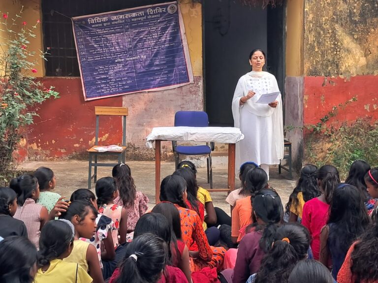 महासमुन्द : संविधान दिवस के अवसर पर हुए विधिक जागरूकता शिविर का आयोजन ।संविधान के उद्देषिका का किया गया वाचन’’ अधिकारी-कर्मचारियों को संविधान के प्रति निष्ठा की शपथ दिलायी गयी।